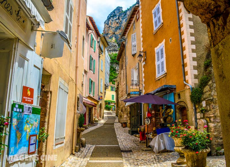 Cercada de montanhas, os caminhos de Moustiers-Sainte-Marie são sempre cheios de cores