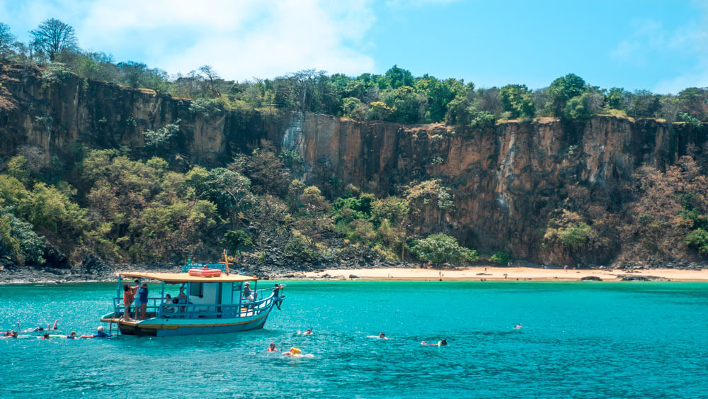 Fernando de Noronha: Passeio de Barco Vale a Pena? Preços e Como Fazer